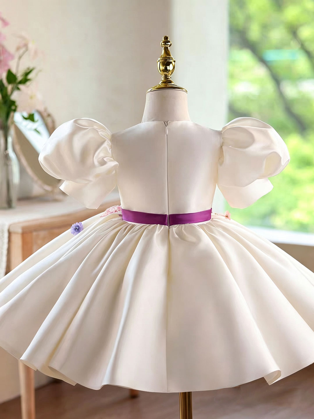 Luxury White Flower Girl Dress with Puff Sleeves for Wedding D276