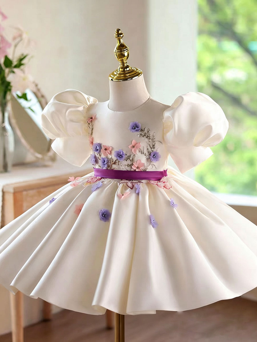 Luxury White Flower Girl Dress with Puff Sleeves for Wedding D276