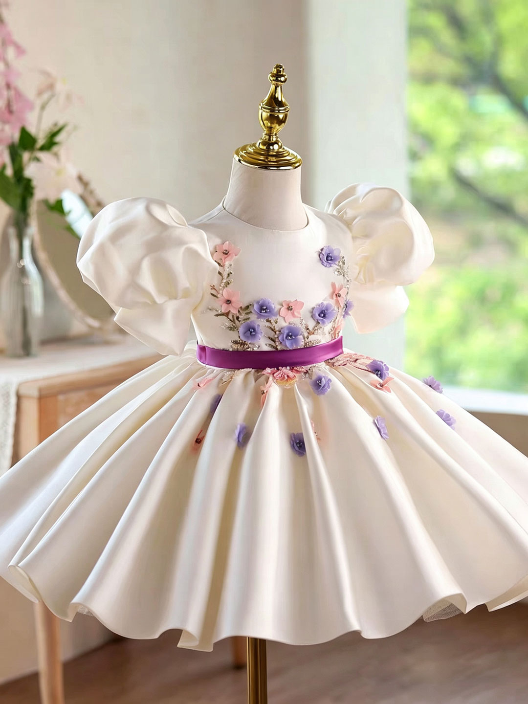 Luxury White Flower Girl Dress with Puff Sleeves for Wedding D276