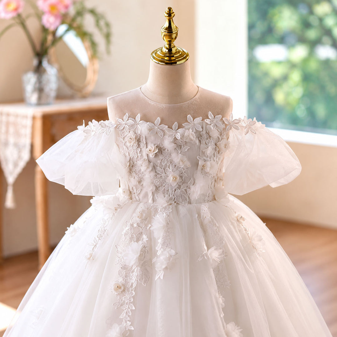 White floral lace and pearl bodice detail D370