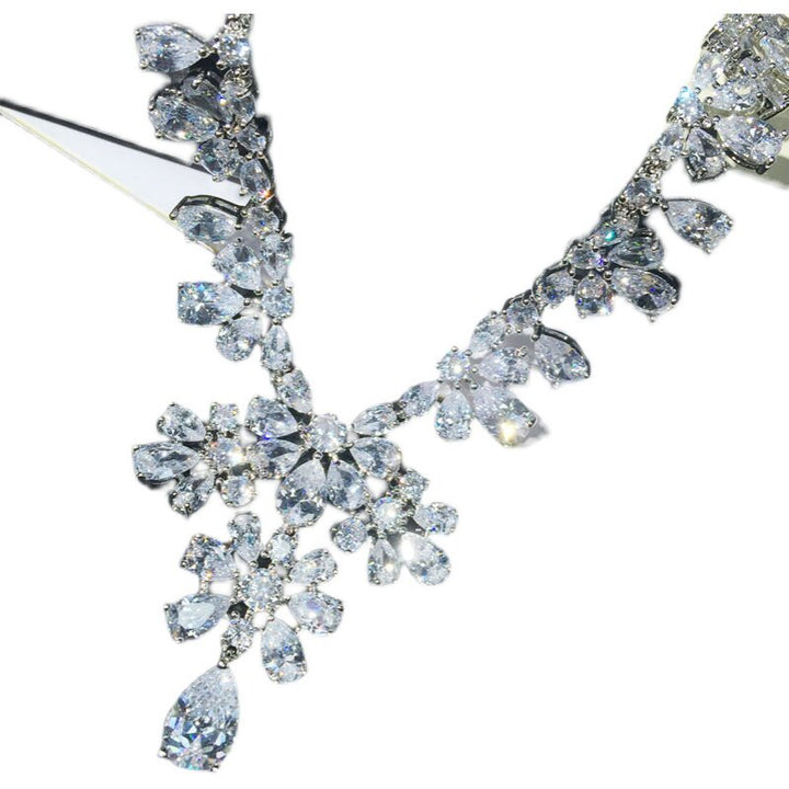 Dreamy Vow LE103 White necklace and earrings set, necklace detail